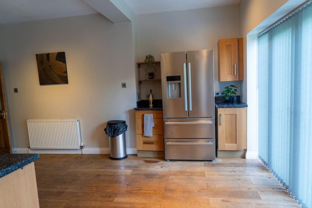 Spacious 15 Guest Home With 9 Beds In Shirley Solihull Exterior foto