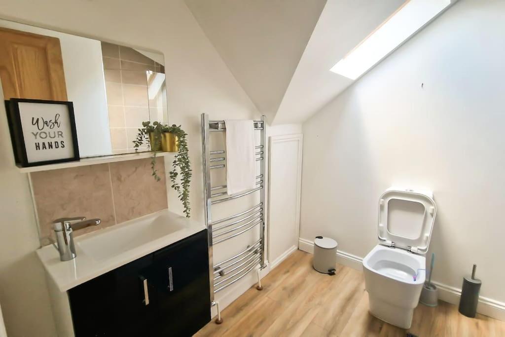 Spacious 15 Guest Home With 9 Beds In Shirley Solihull Exterior foto