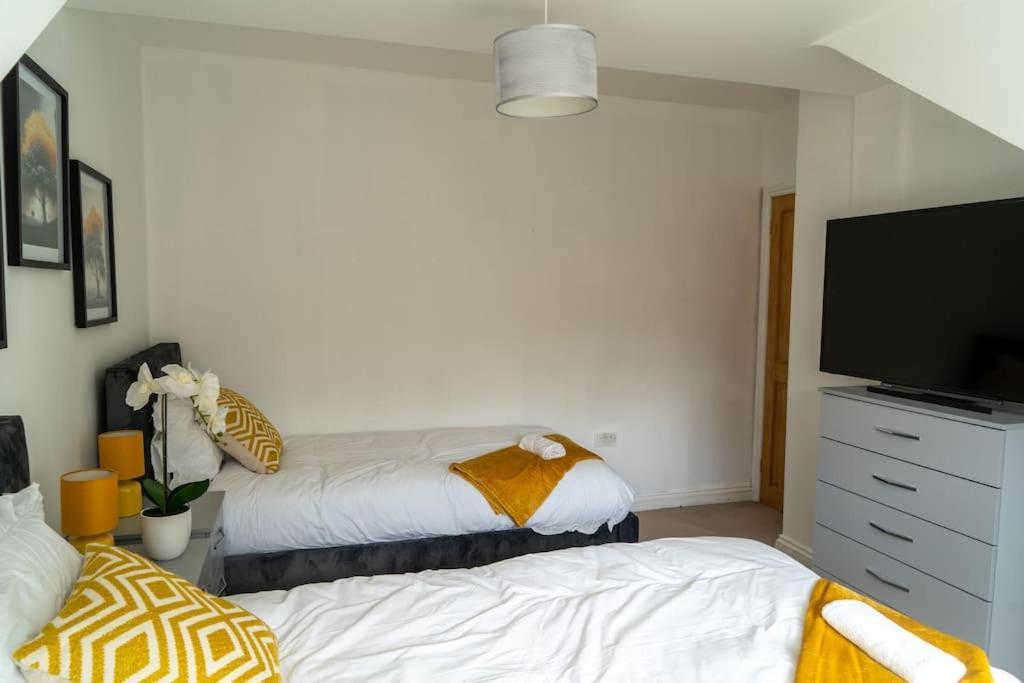 Spacious 15 Guest Home With 9 Beds In Shirley Solihull Exterior foto